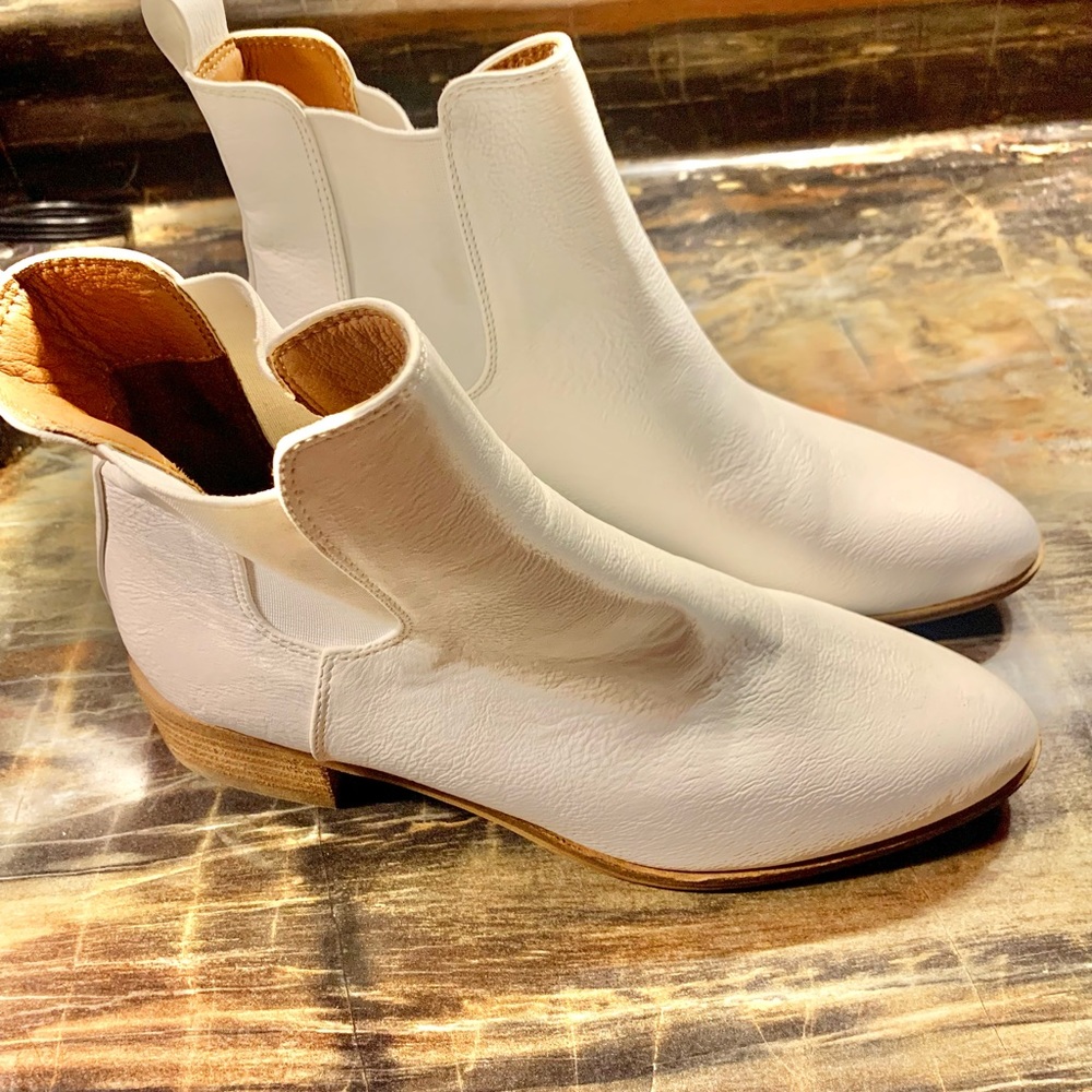 Brand New!! White 7.5 Chelsea boots!